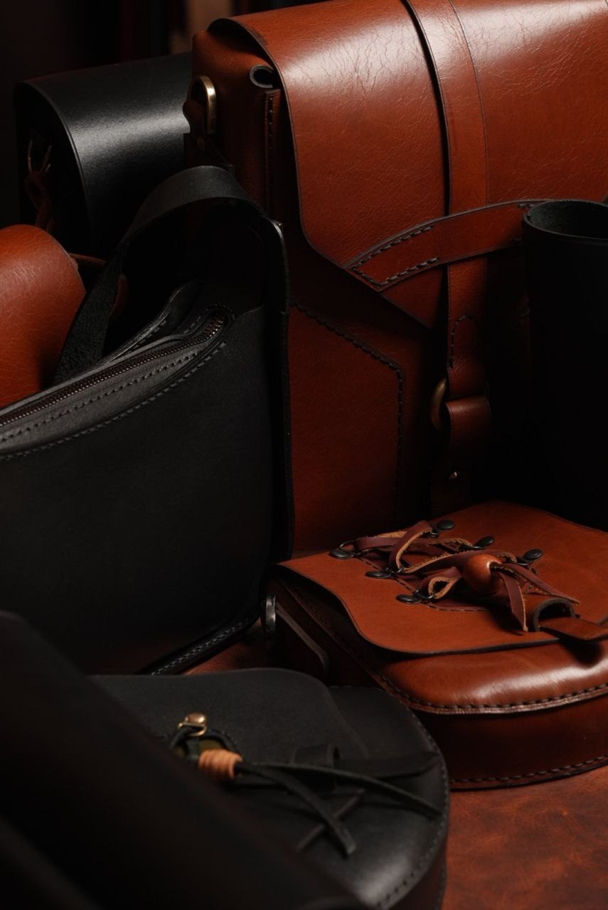 Alloro leather— Leather Collection project frame